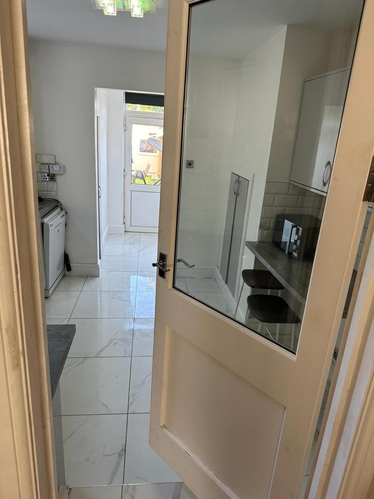 Elsaro Hotel Slough Bagian luar foto