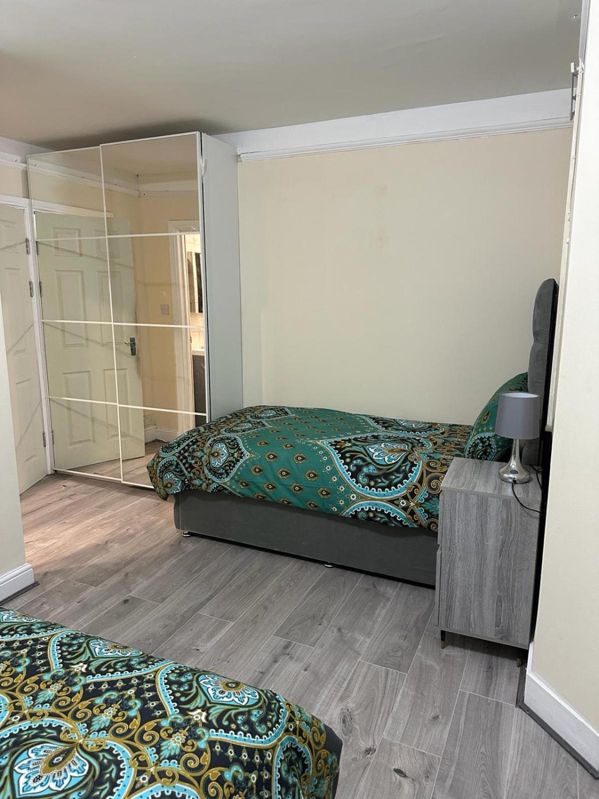Elsaro Hotel Slough Bagian luar foto