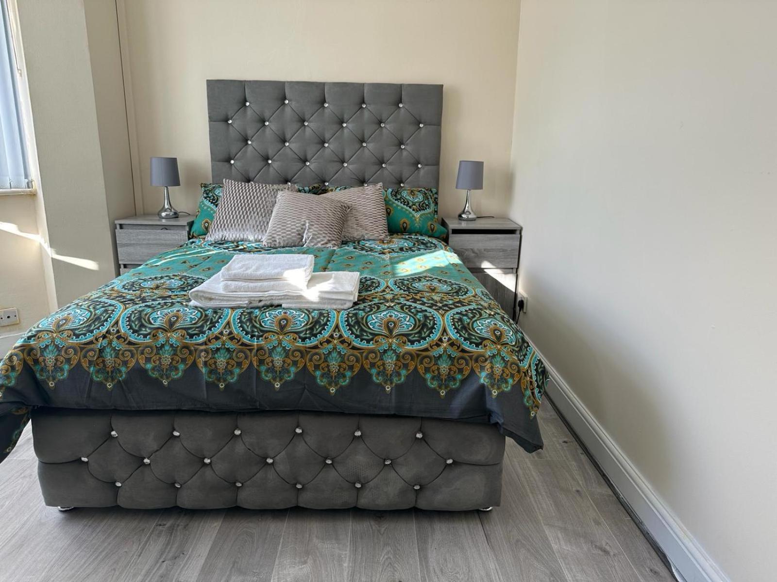 Elsaro Hotel Slough Bagian luar foto